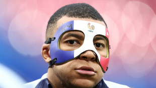 Mbapp&eacute; j&aacute; treina com m&aacute;scara ap&oacute;s fraturar nariz