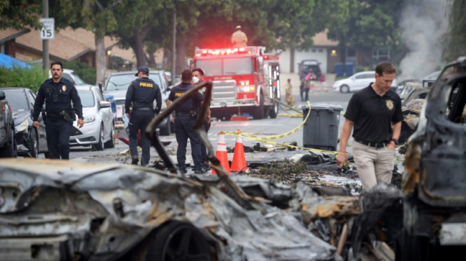 Acidente de avião em bairro residencial da Califórnia deixa dois mortos