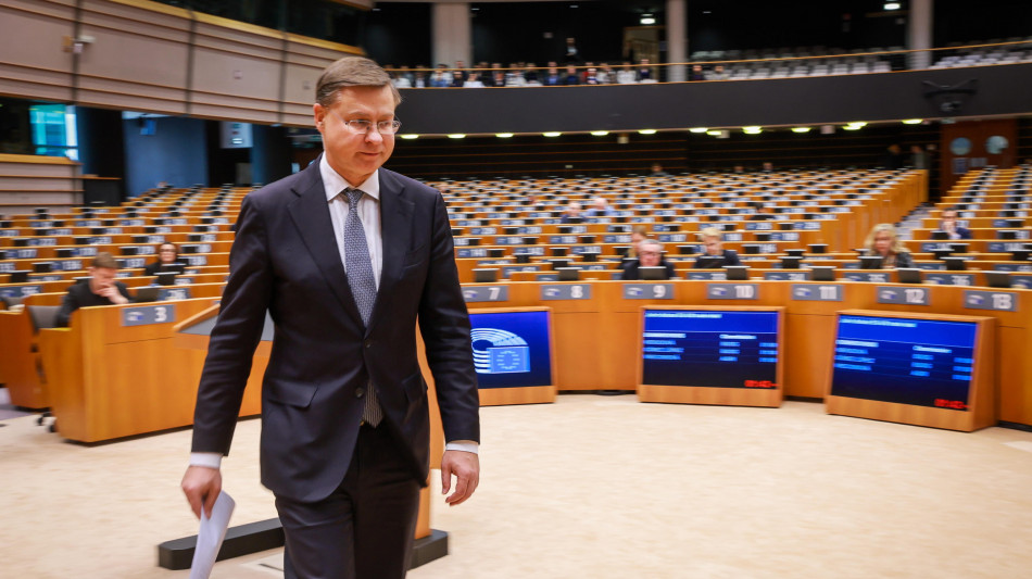 Dombrovskis, 'non sospendiamo Patto, non c'&egrave; recessione. Poco spazio fiscale'