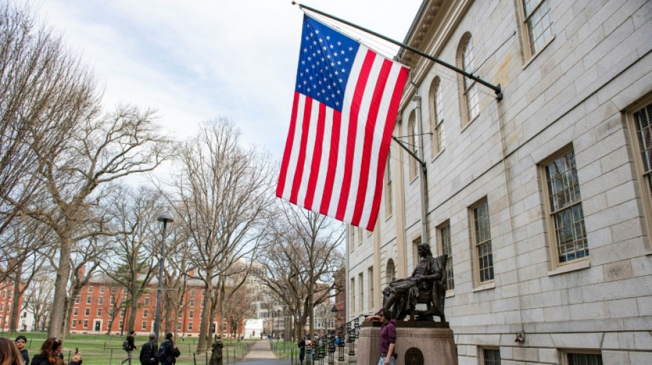 Trump cloue au piloris Harvard, qu'il qualifie de "blague"