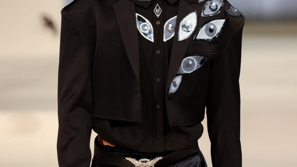 Modelli bendati in passerella a Milano per Yezael