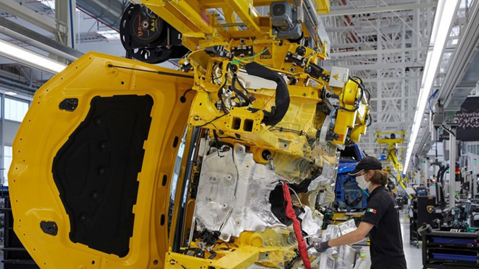 Istat, a giugno scende fiducia dei consumatori, sale per imprese