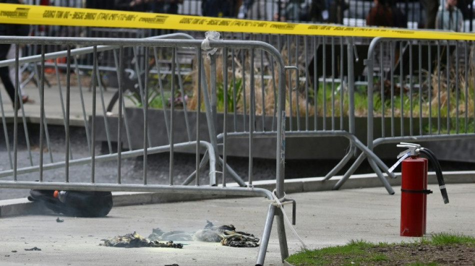 Un homme tente de s'immoler par le feu devant le tribunal o&ugrave; Trump est jug&eacute;