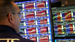 Wall Street termine en hausse, pr&eacute;voit une baisse des taux