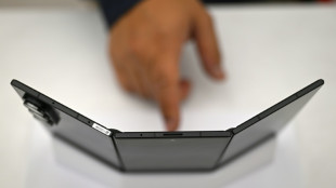 Samsung lança primeiro smartphone dobrável triplo