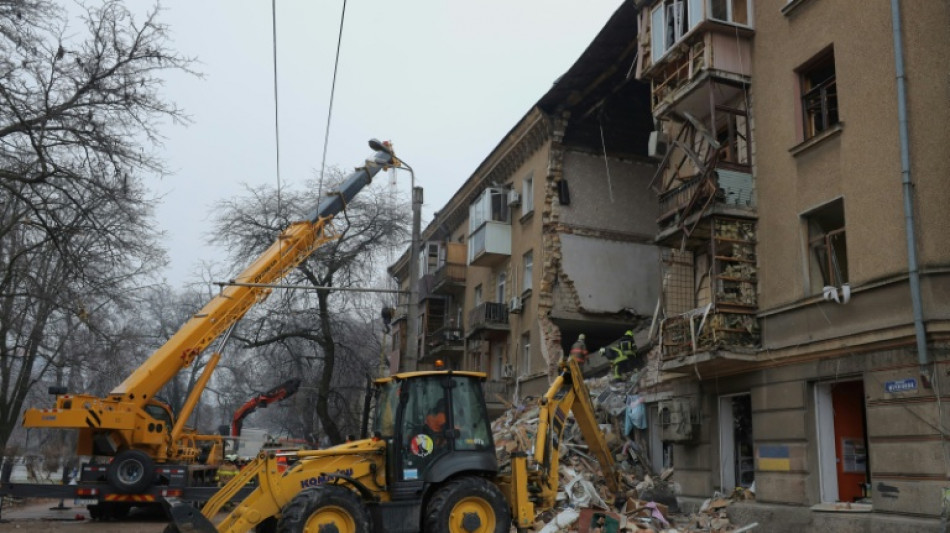 Bombardeios russos na Ucr&acirc;nia matam 12 pessoas e atingem trem de passageiros