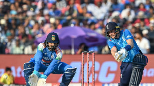 Duckett, Root help Engand to 304 in second India ODI