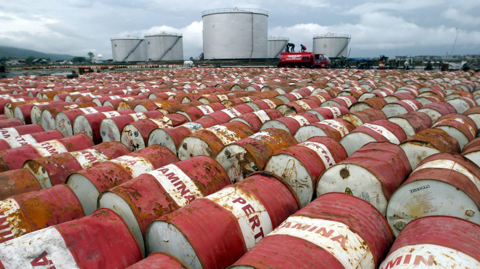 Prezzo petrolio in calo, Wti scambiato a 63,27 dollari