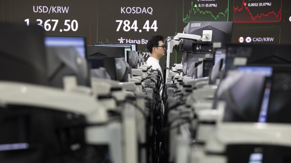 Borsa: l'Asia chiude contrastata tra dazi e banche centrali