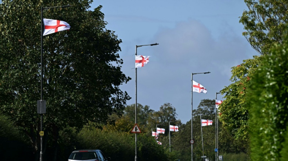 En Angleterre, les drapeaux nationaux foisonnent, portés par un vent anti-immigration