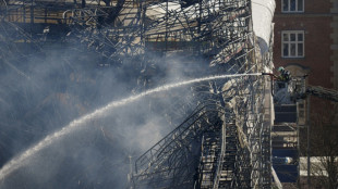 Los bomberos batallan por segundo d&iacute;a contra el incendio en la antigua Bolsa de Copenhague
