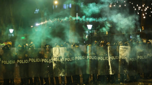 Un muerto y 100 heridos en una protesta masiva tras instalarse el nuevo gobierno en Perú