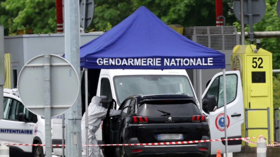 Attaque d'un fourgon p&eacute;nitentiaire dans l'Eure: deux agents tu&eacute;s, un d&eacute;tenu en cavale