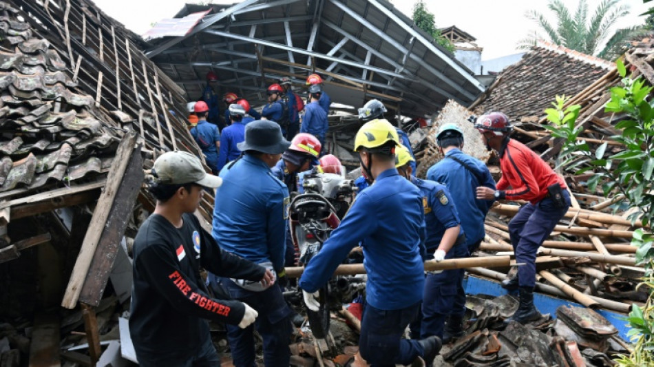 Socorristas encuentran muerta a una ni&ntilde;a buscada tras sismo en Indonesia