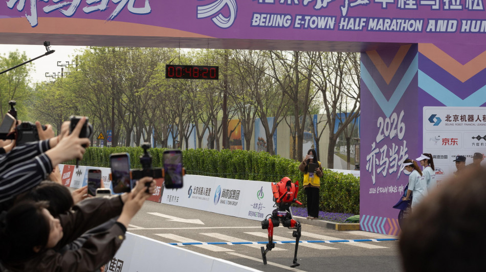 Robot cinese corre i 100 metri in 9"32, battuto il record di Bolt