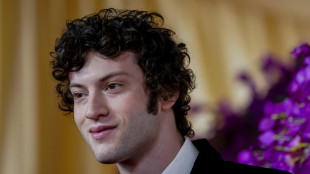 Dominic Sessa e Antonio Banderas in Tony, biopic su Bourdain