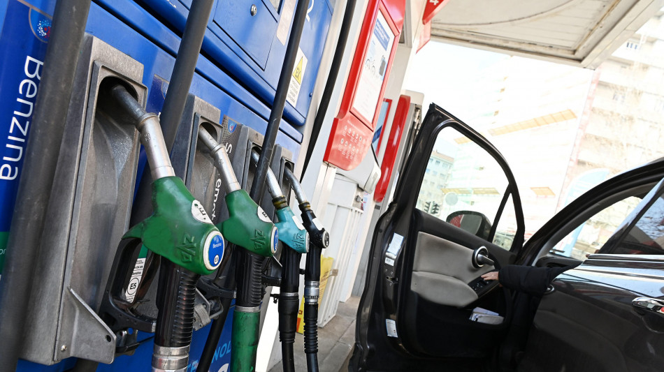 Mimit, prezzi dei carburanti stabili, gasolio a 2,3 euro in autostrada