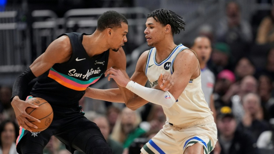 NBA Spurs stretch win streak to eight in rout of Bucks