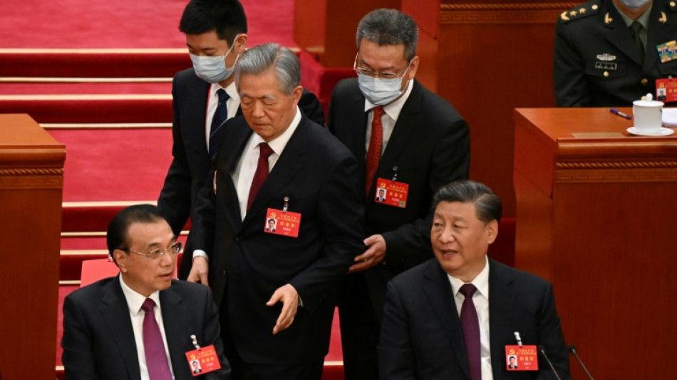 Chine: contre son gr&eacute;, l'ex-pr&eacute;sident Hu Jintao escort&eacute; hors du congr&egrave;s du parti