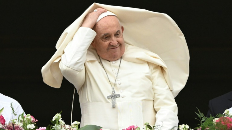 P&acirc;ques: le pape plaide pour la paix et s'offre un bain de foule