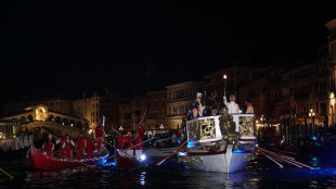 Milano Cortina -15: fiamma olimpica a Venezia, festa sul Canal Grande