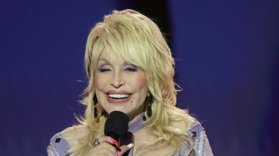 La sœur de Dolly Parton invite à "prier" pour la star de la country, malade