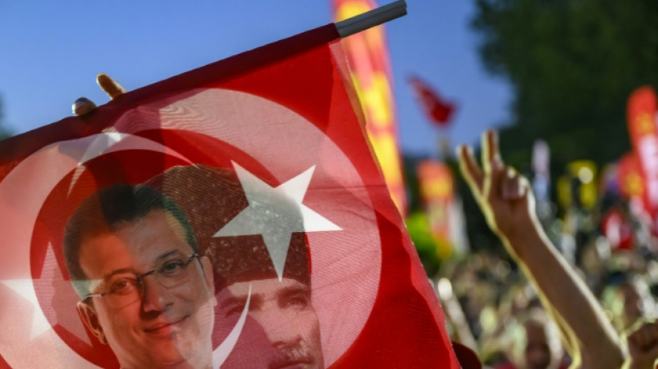 Três prefeitos opositores detidos na Turquia