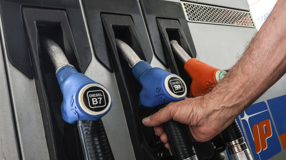 Stessa accisa su benzina e diesel, prima scende, altra sale