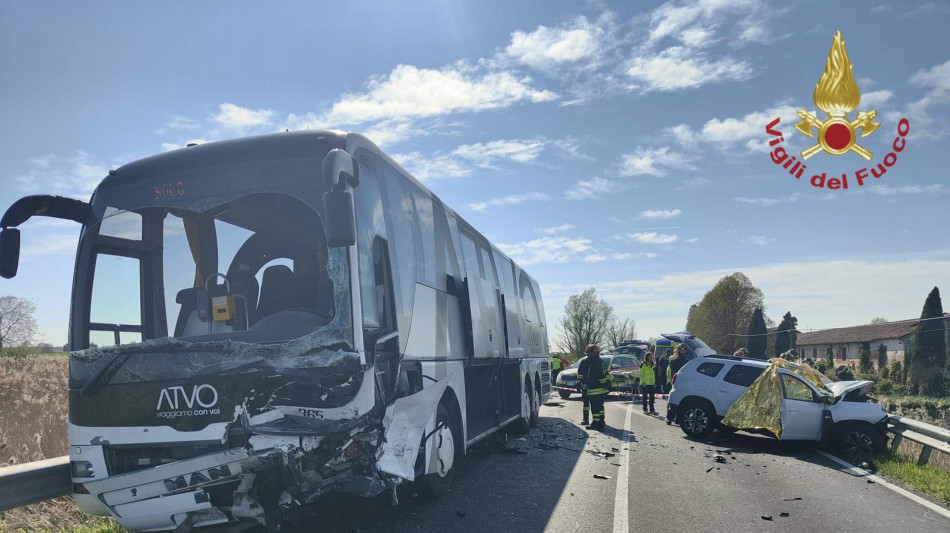 Bus contro auto, un morto e cinque feriti nel Veneziano