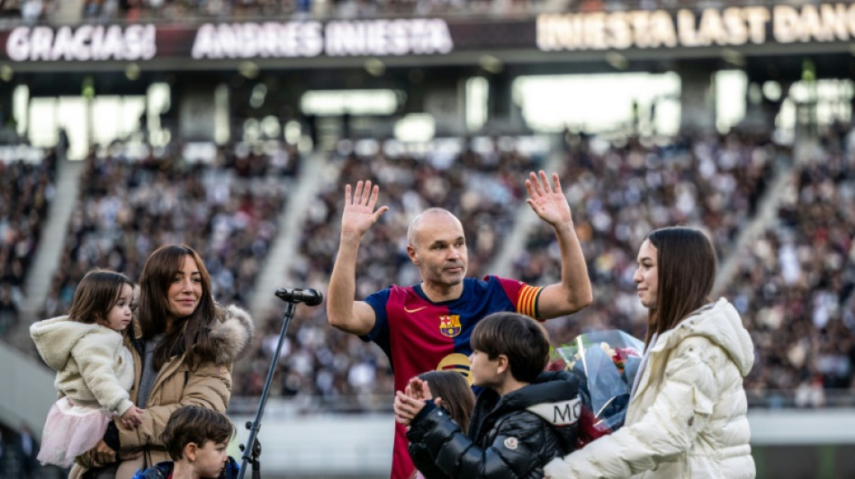 Iniesta se despede em T&oacute;quio em amistoso de lendas entre Bar&ccedil;a e Real Madrid