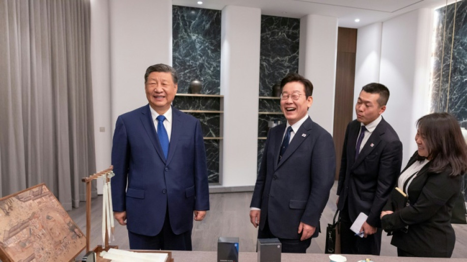 Xi faz piada sobre espionagem ao presentear presidente sul-coreano com smartphones chineses