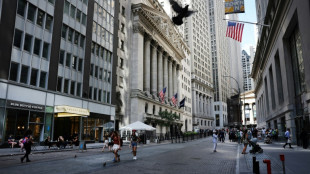 Wall Street ouvre en baisse, crisp&eacute;e par le p&eacute;trole et les taux