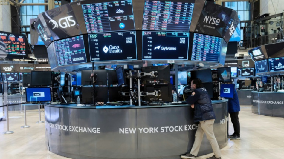 Wall Street ouvre en baisse, glac&eacute;e par un rebond de l'inflation