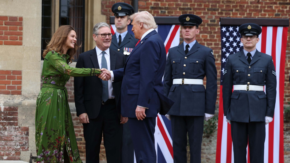 Starmer riceve Trump ai Chequers con stretta mano e cornamuse