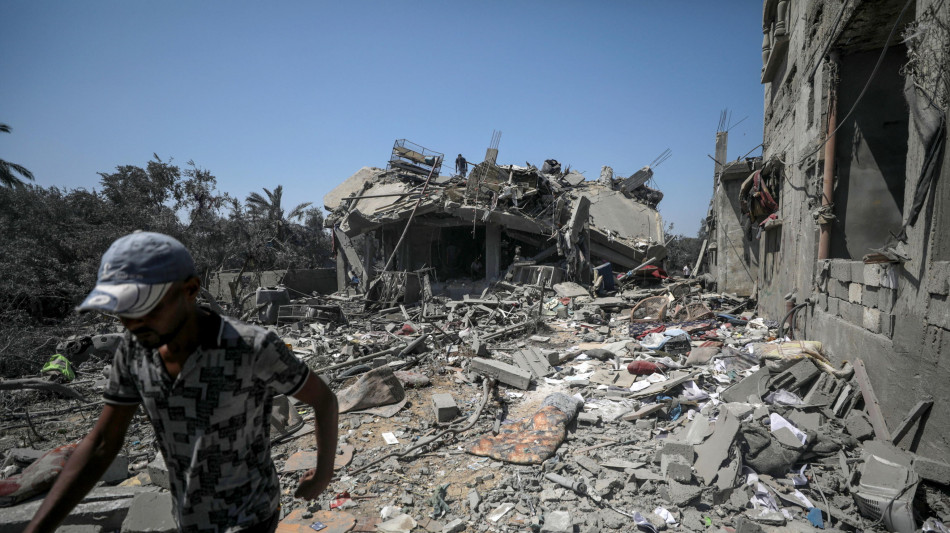 Autorit&agrave; Striscia, trovati 60 corpi fra le macerie a Gaza