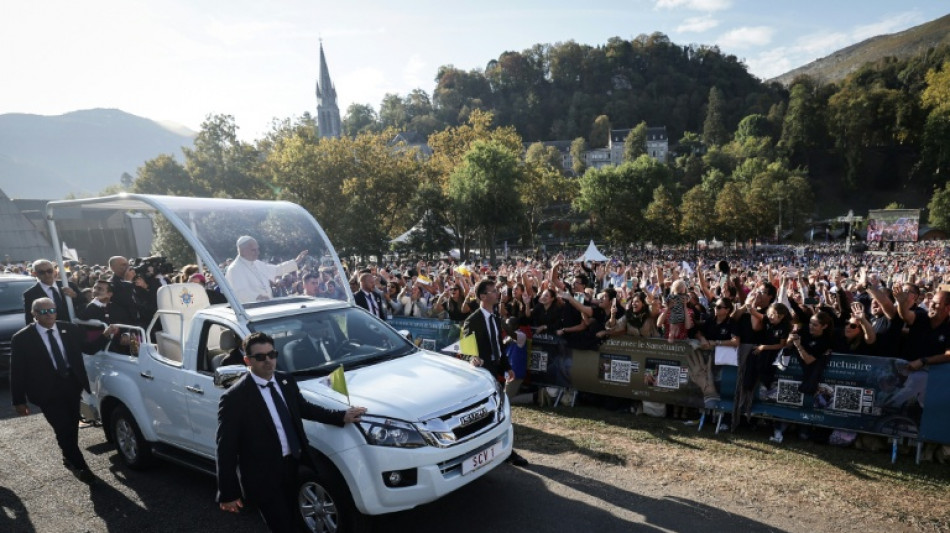 A Lourdes, les p&egrave;lerins s&eacute;duits par un pape "simple" &agrave; l'&eacute;coute des plus vuln&eacute;rables
