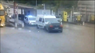Attaque d'un fourgon p&eacute;nitentiaire: hommage dans l'Eure, poursuite du blocage des prisons vendredi