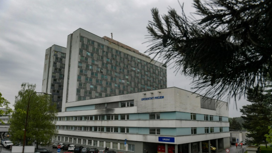 La Slovaquie suspendue &agrave; l'&eacute;tat de sant&eacute; "toujours grave" de son Premier ministre