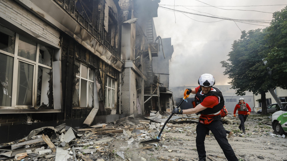 Attacchi russi su Kiev provocano 14 morti