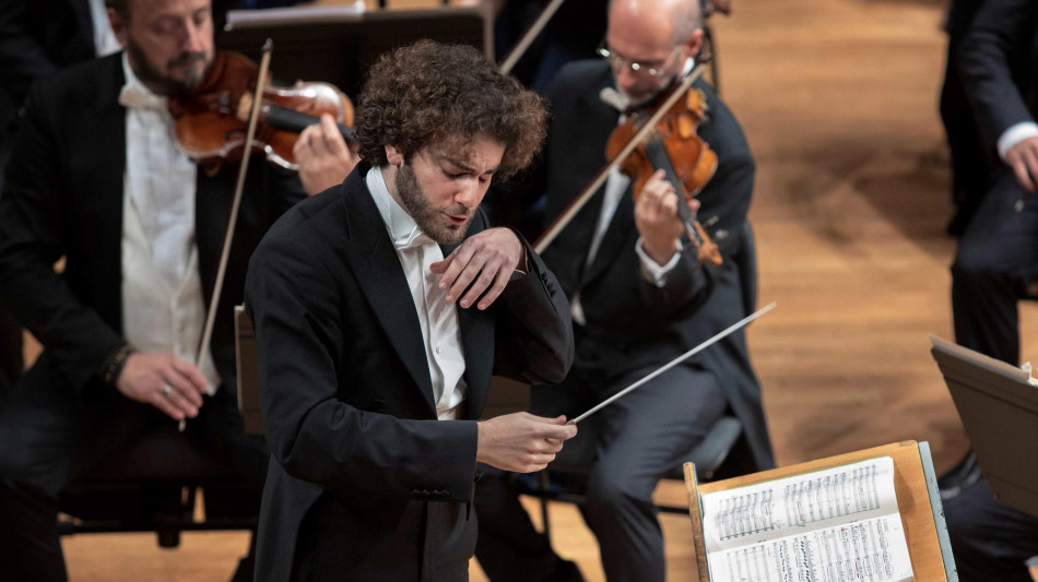 Milano d&agrave; il benvenuto fra gli applausi al maestro Tjeknavorian