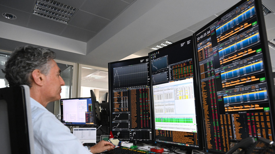 Borsa: Milano sale con le banche e il lusso, in luce Stellantis