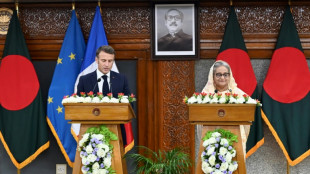 A Dacca, Macron d&eacute;fend sa "troisi&egrave;me voie" et &eacute;voque un "engagement" sur dix Airbus 
