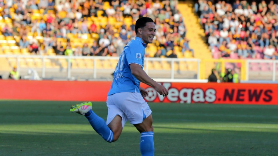 Napoli vence Lecce (1-0) e mantém liderança no Italiano; Inter não desiste