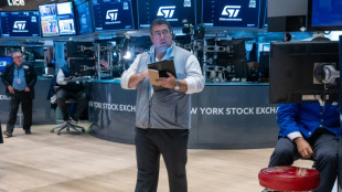 Wall Street termine en petite hausse un mois n&eacute;gatif