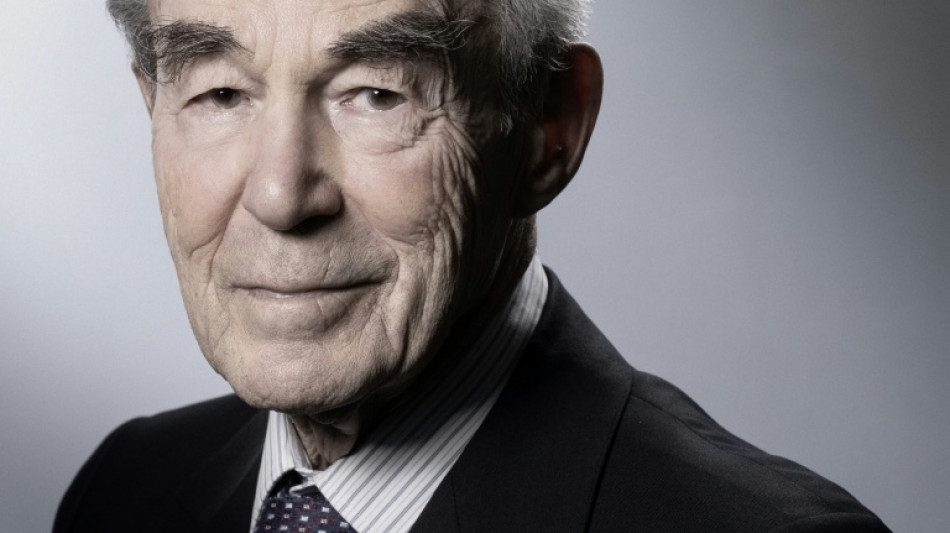 La tombe de Robert Badinter, artisan de l'abolition de la peine de mort, profanée juste avant son entrée au Panthéon