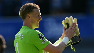 Goalkeeper Pickford signs new Everton contract