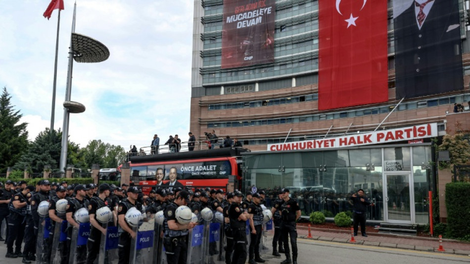 Pol&iacute;cia toma &agrave; for&ccedil;a a sede do principal partido da oposi&ccedil;&atilde;o na Turquia