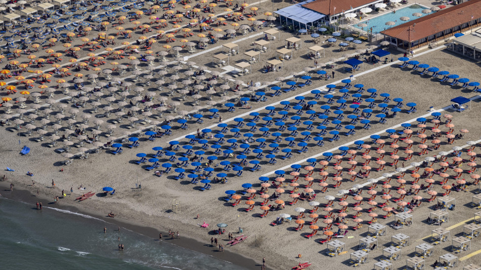 Codacons, stangata su vacanze estive. Prezzi spiagge +3,4%