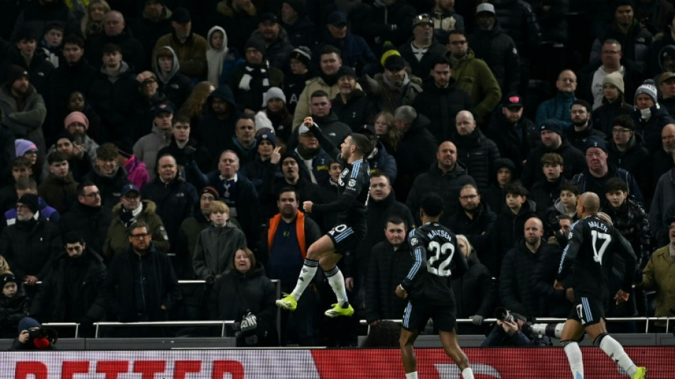 Aston Villa elimina Tottenham (2-1) e avan&ccedil;a na Copa a Inglaterra