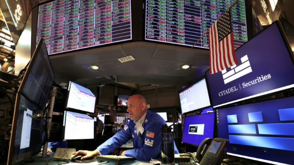 Wall Street cl&ocirc;ture en baisse, mais parvient &agrave; limiter ses pertes